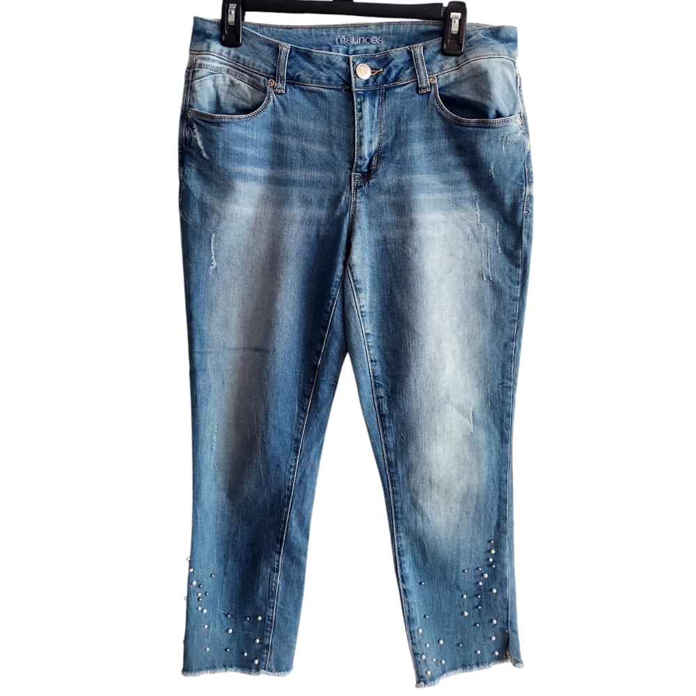 MAURICES CROP DISTRESSED JEANS.
